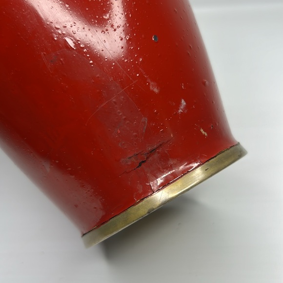 Vintage 🦤 Korean Red Lacquer Brass Vase Mother of Pearl Inlay Phoenix Bird - Picture 8 of 16